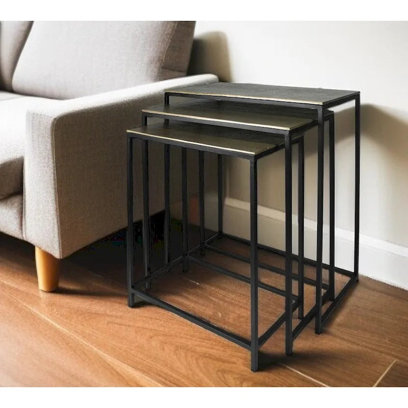 Ensemble de trois tables gigognes en laiton, aluminium noir et fer – 11,5' x 26' x 21'