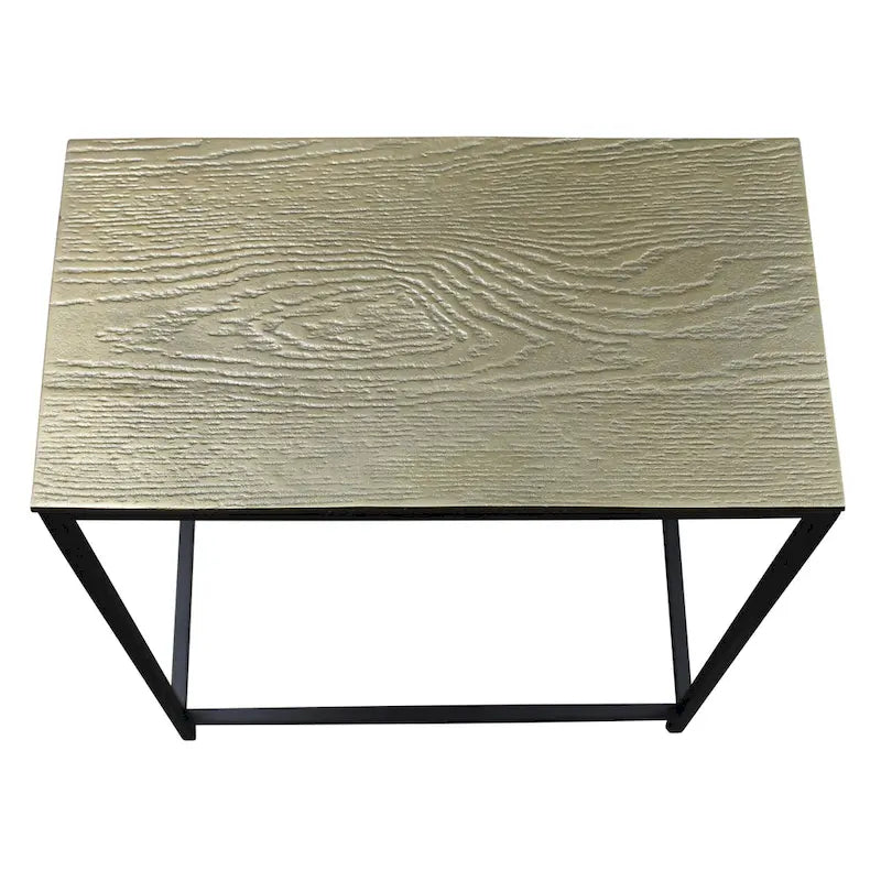 Ensemble de trois tables gigognes en laiton, aluminium noir et fer – 11,5' x 26' x 21'