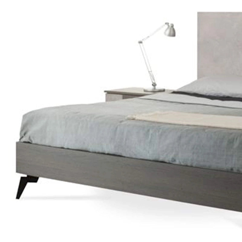 Lit plateforme King Size, pieds en métal noir, tête de lit à panneaux gris
