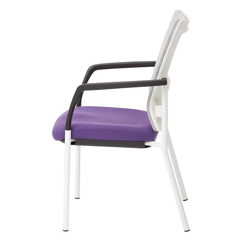 ? Chaise visiteur à dossier en maille avec assise rembourrée en tissu noir, accoudoirs et piètement à finition blanche